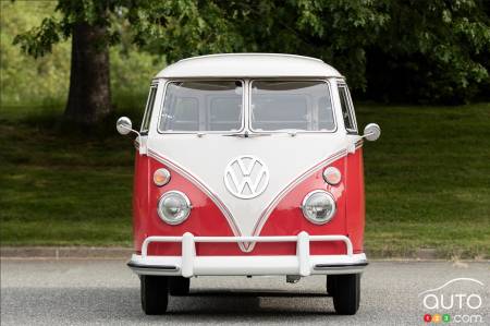 1962 Volkswagen Microbus at auction, front